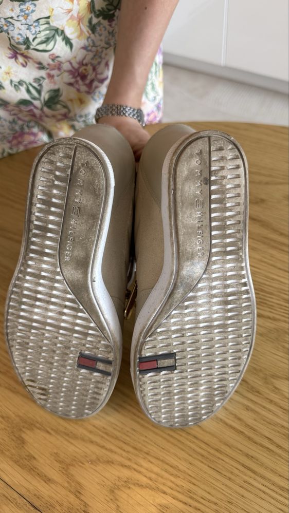 Beżowe sneakersy na koturnie Tommy Hilfiger, r. 39