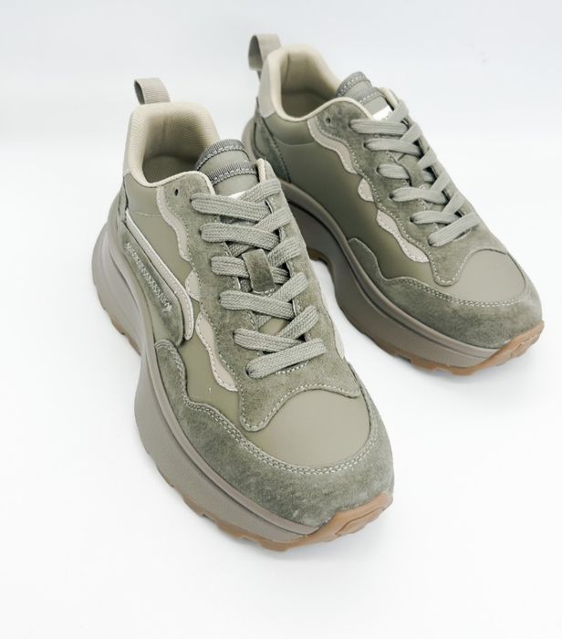 Кросівки жіночі .