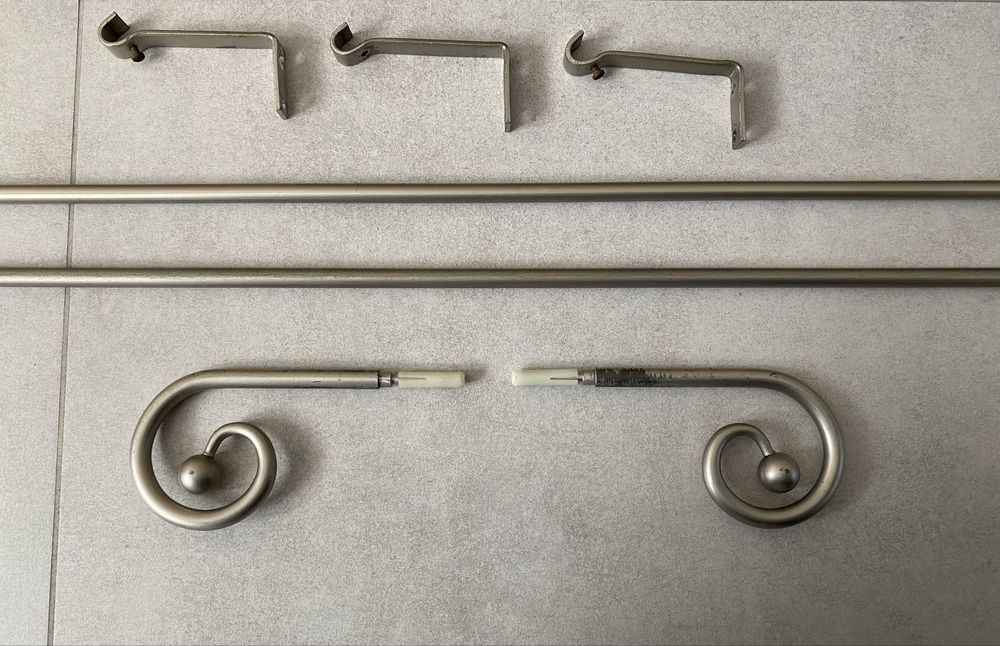 Srebrny metalowy karnisz z Ikea