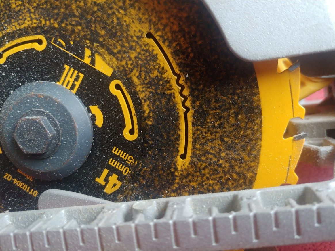 Pila tarczowa dewalt dwe 576