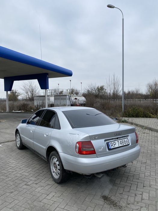 Audi A4 1.6 бензин