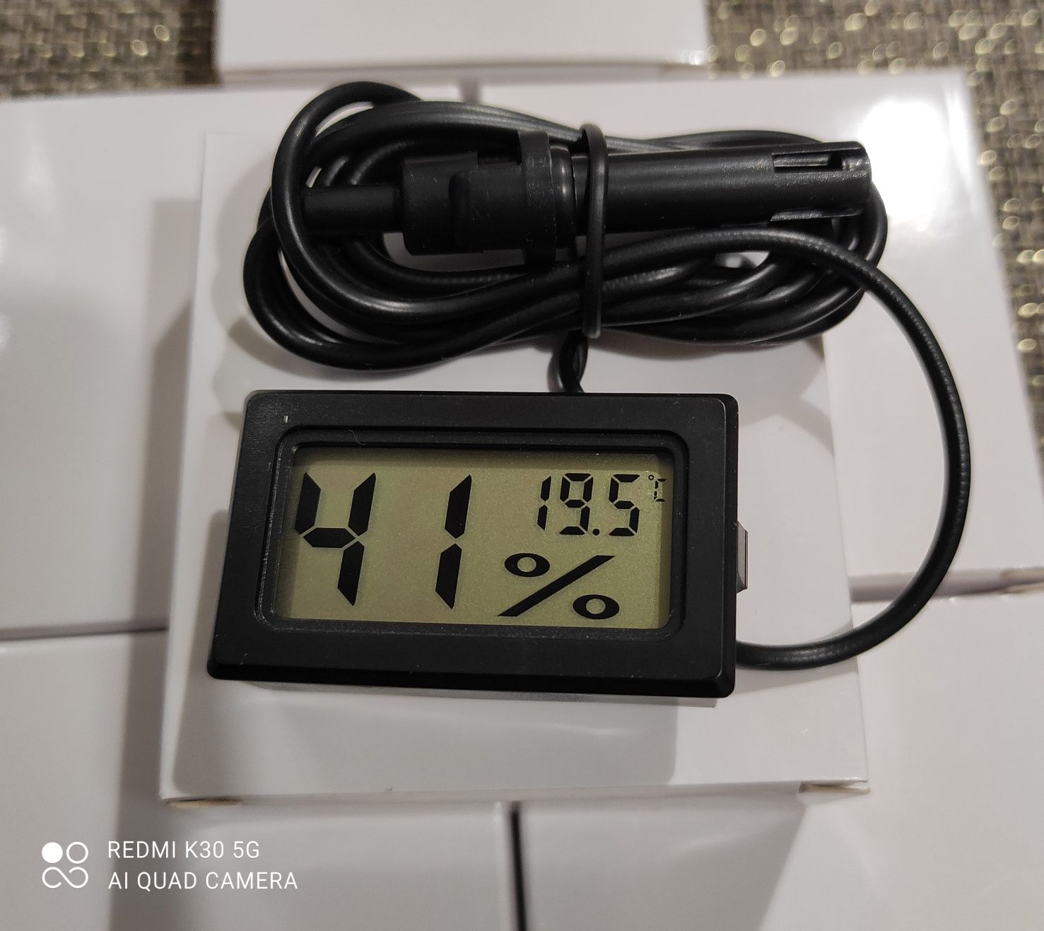 Цифровой термометр с LCD экраном и гигрометр (измерение влажности)