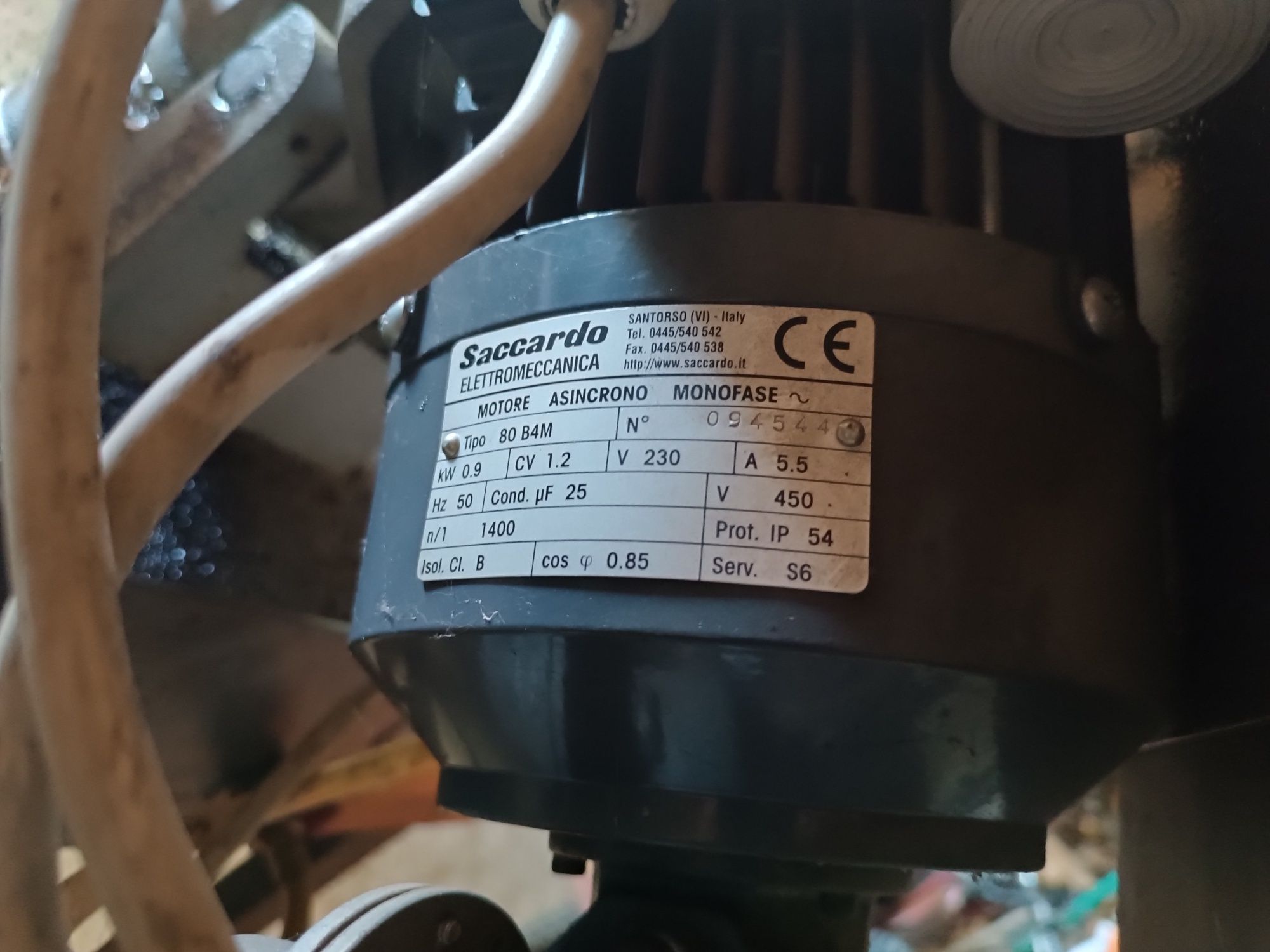 Máquina de corte de ferro e outra de moldar ferro