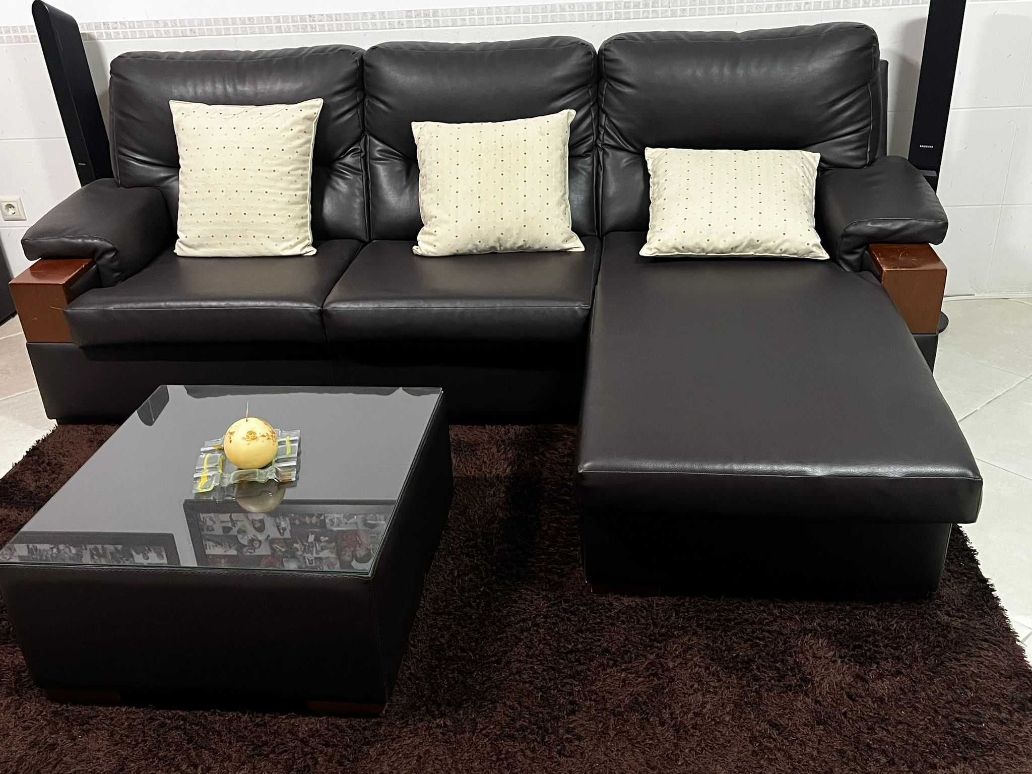 Sofá Chaise Longue em Napa Preta + Mesa de Apoio – 2,40m