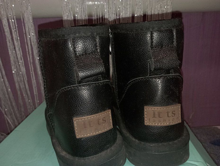 Продам угги жіночі ,кожа .
