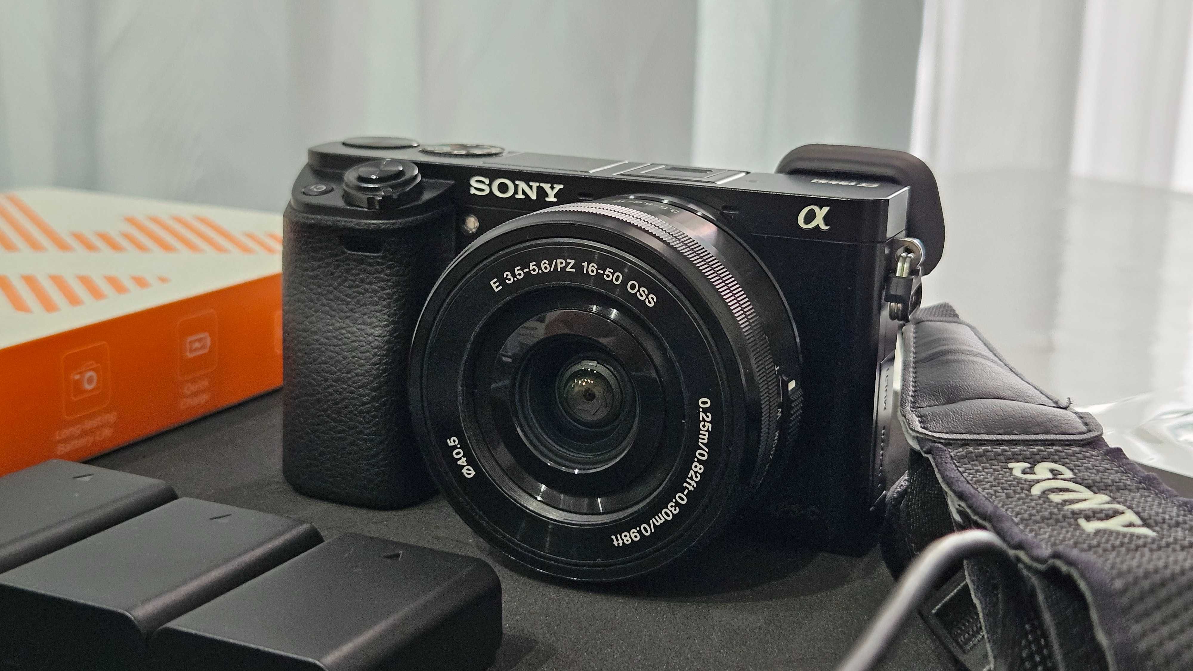 Sony A6000 com objetiva e vários acessórios