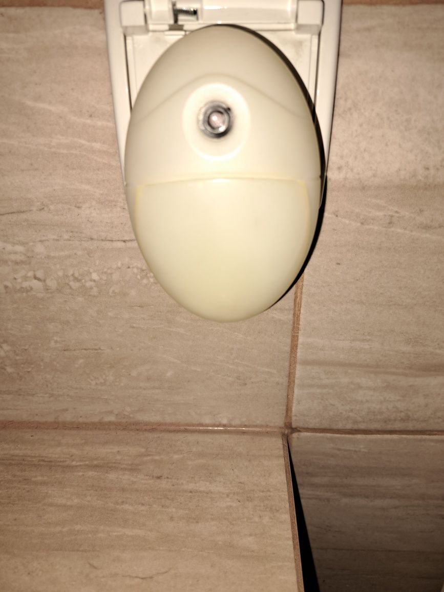 Lampka nocna włączana bezpośrednio do gniazdka - małe zużycie pradu