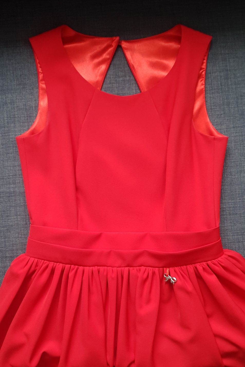 Czerwona sukienka z wyciętymi plecami