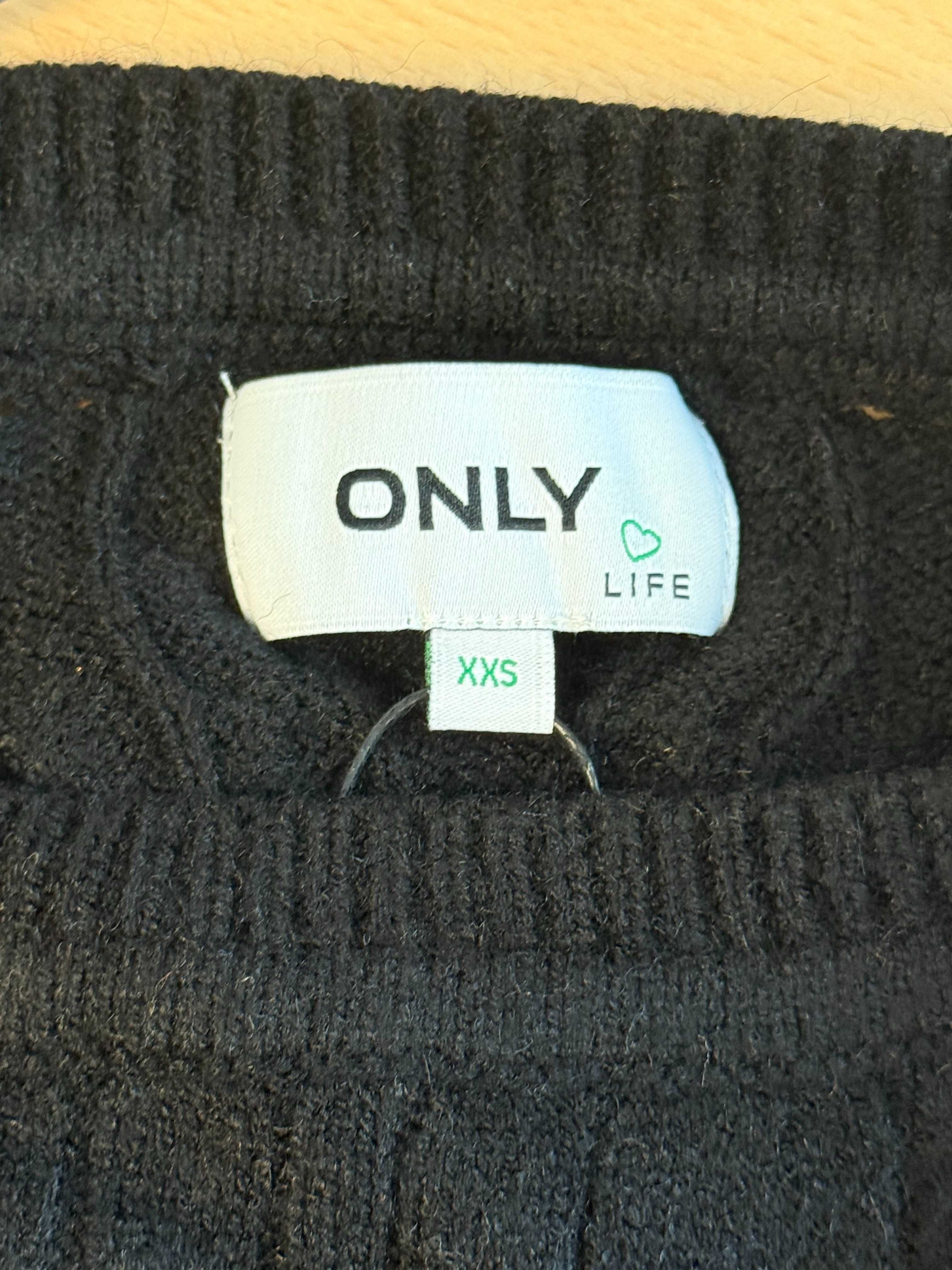 Elegancki czarny sweter z teksturalnym wzorem