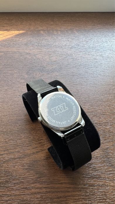 Продам кварцевые наручные часы  ZIZ  (унисекс) в стиле «Минимализм»