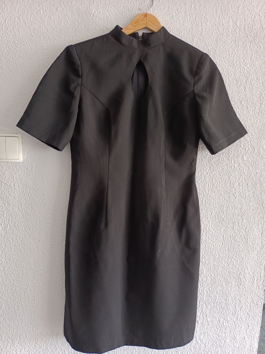 Sukienka mała czarna z krótkim rękawem z łezką ozdobną z przodu