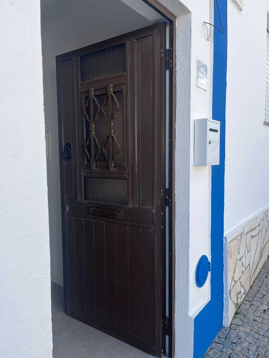 Porta de alumínio castanha com janela – como nova