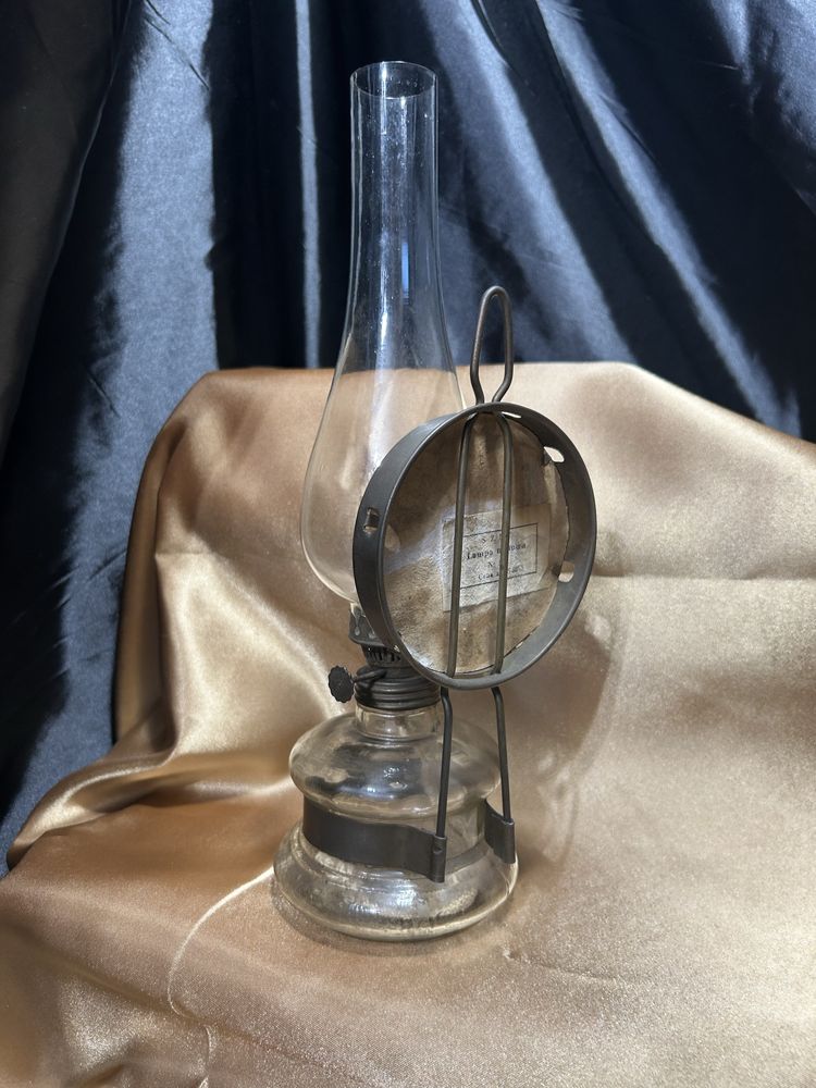 Lampa naftowa z lusterkiem