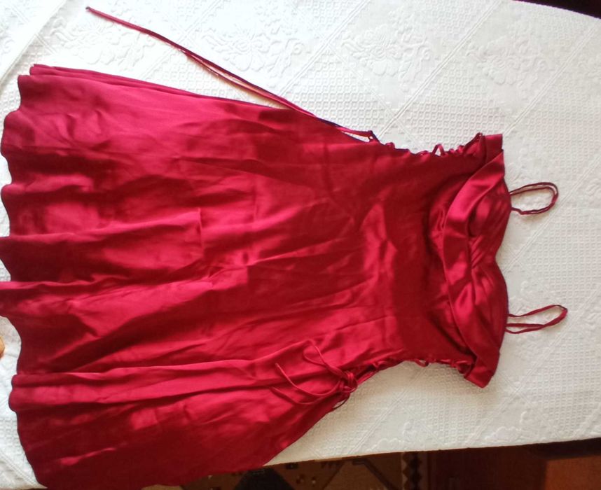 Vestido vermelho clássico T.40 tipo cetim 20€