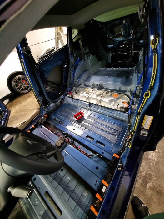 Комфортний Tesla Service на Подолі