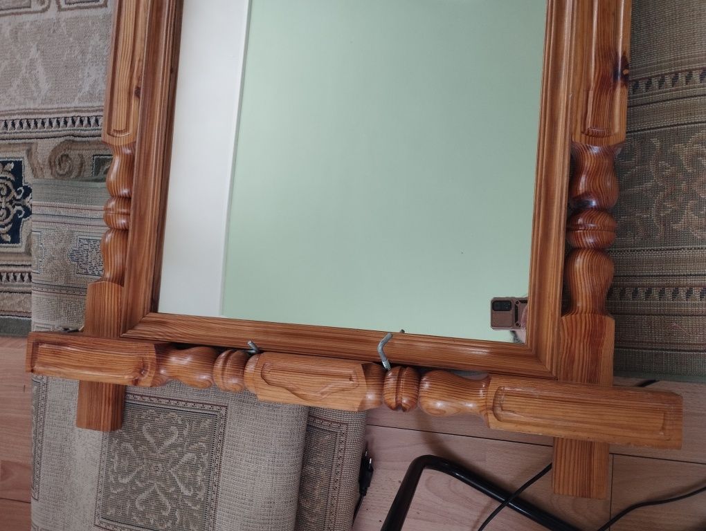 Дзеркало в дерев'яній рамі з поличками