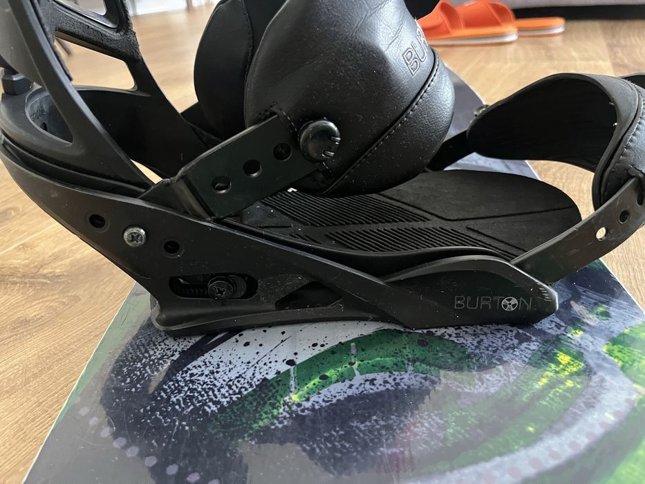 Deska snowboardowa GNU Carbon Credit Asym 153 cm, wiązania Burton