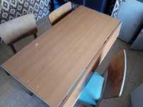 Mesa de cozinha com cadeiras e moveis