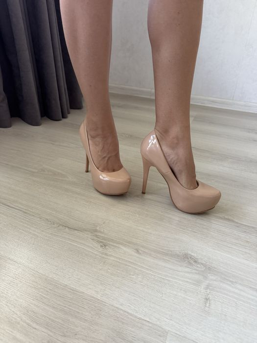 Туфлі на шпильці бежеві