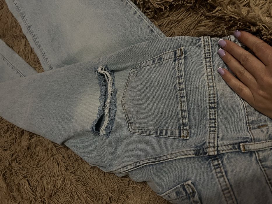 Трендові джинси з розрізами на сідницях блакитні світлі джинси