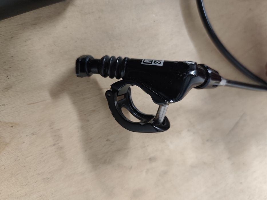 Sztyca regulowana Rock Shox reverb 30.9 mm, manetka w komplecie.