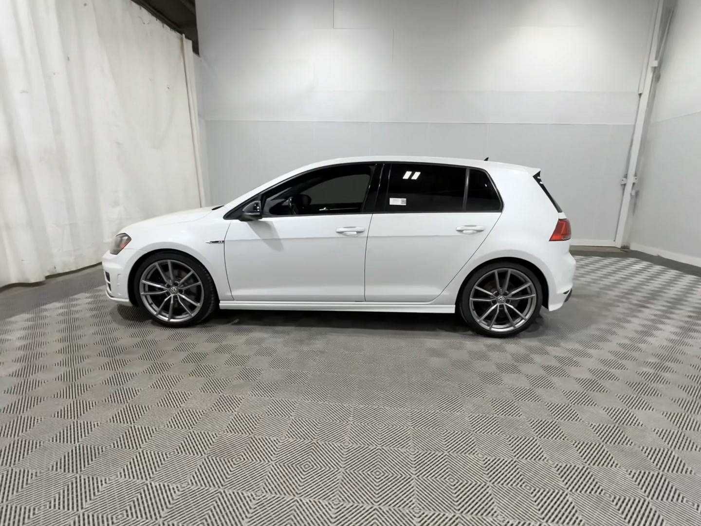 Продам 2017 Volkswagen Golf R 2.0T