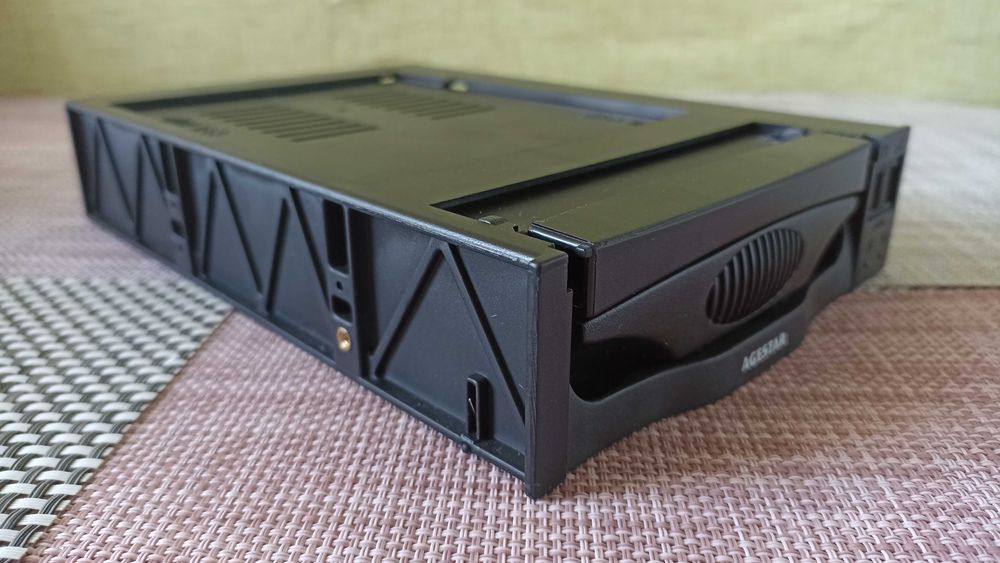 Карман внутренний AgeStar SATA Power Slide Switch black