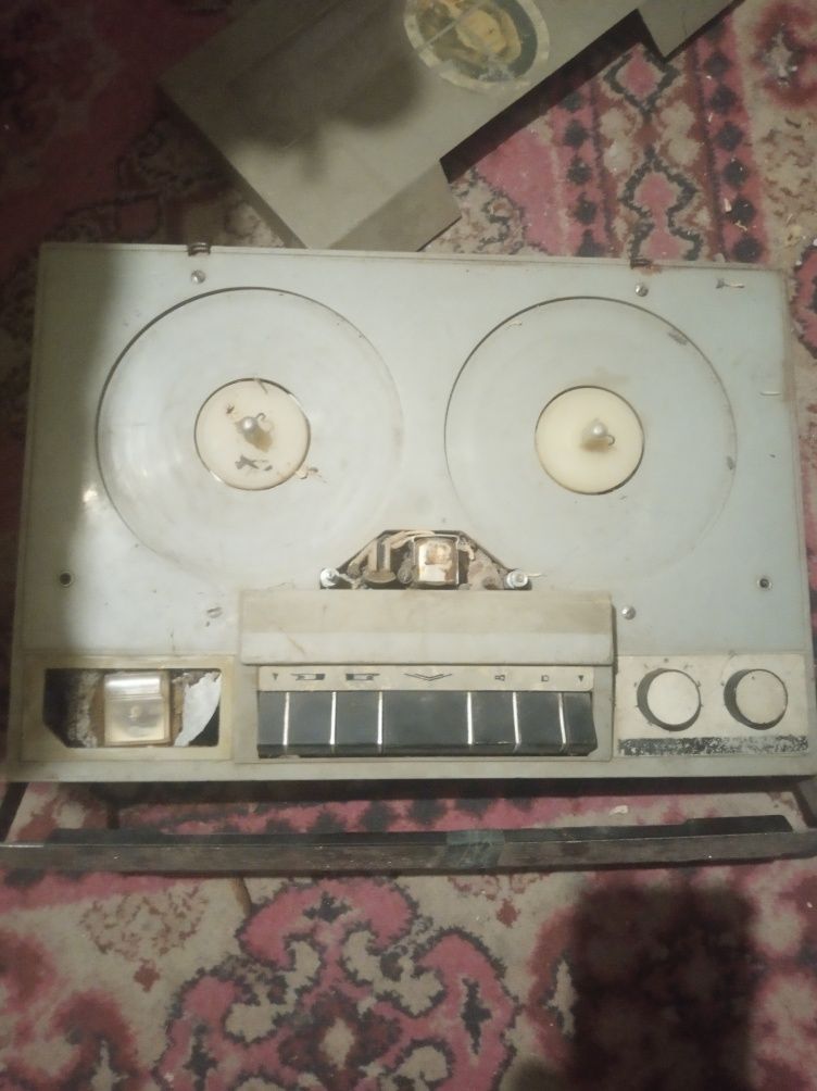 Старий бабинний магнитофон.