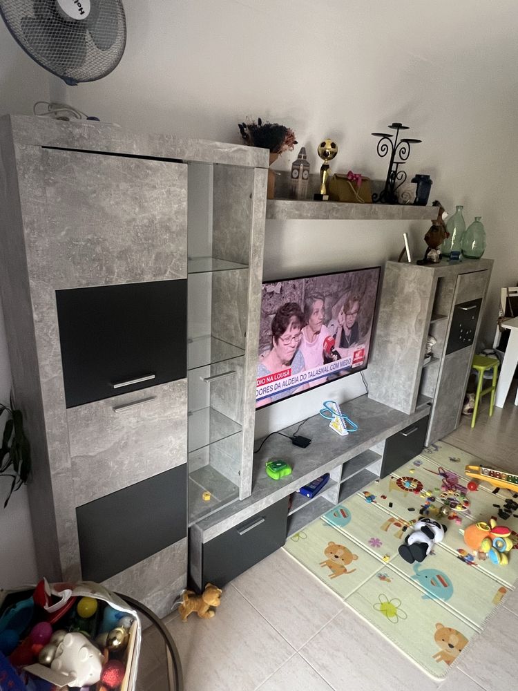 Movel de sala com prateleira e cristaleira