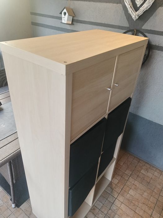 Regał z wkładami i szafkami