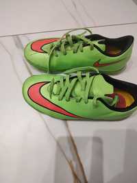 Halowe buty Nike 33