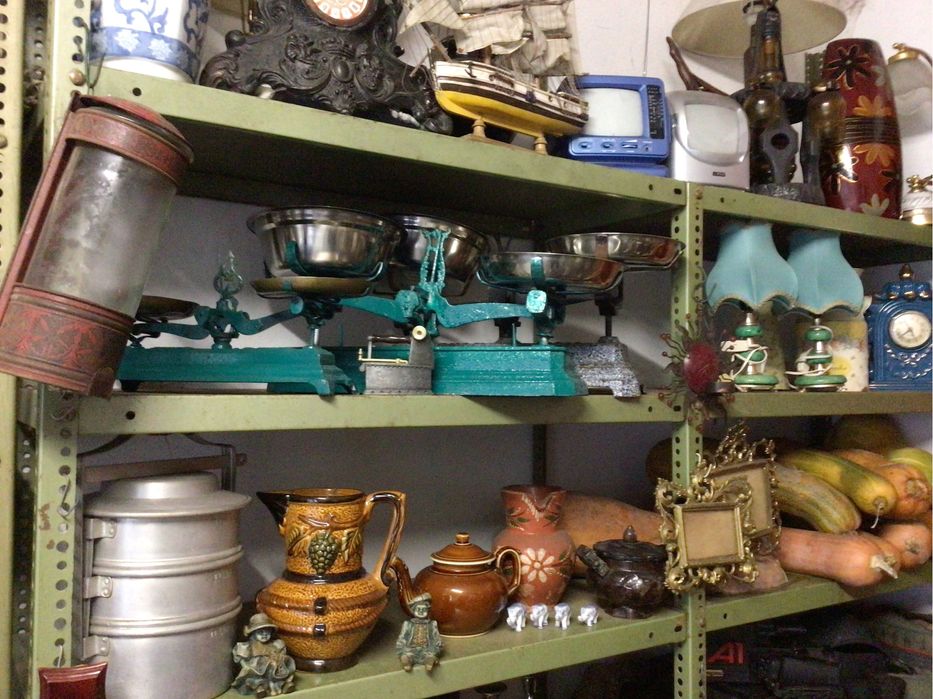 Recheio de antiguidades e velharias para venda