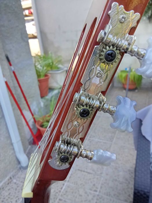 Violão com suporte e capa protetora