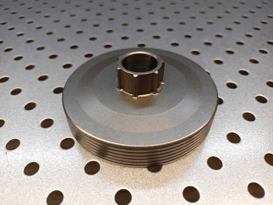 Koszyk sprzęgłowy do piły spalinowej z łożyskiem i pływającą zębatką