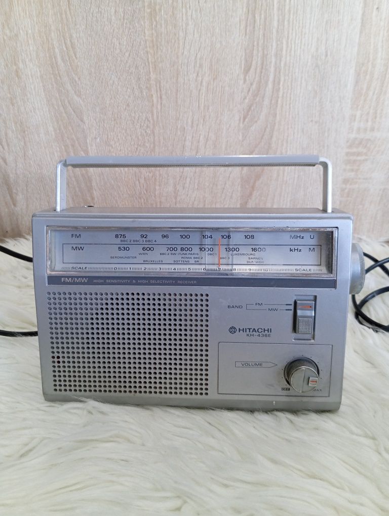 Przenośne radio marki Hitachi, model KH-436E.