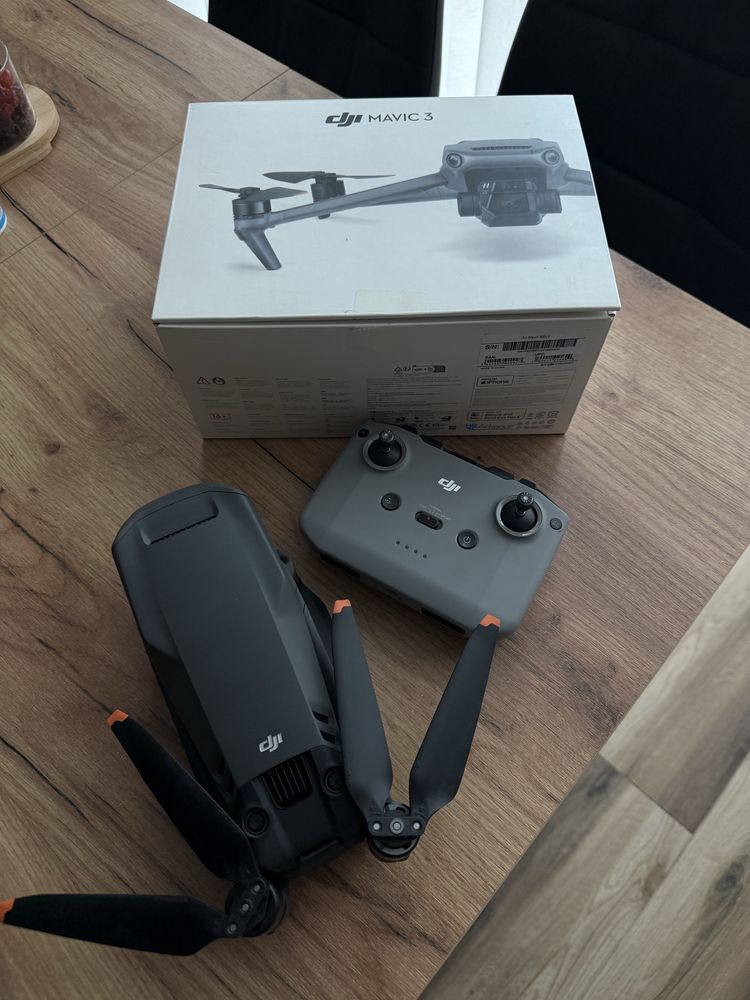 Квадрокоптер DJI Mavic 3 дрон