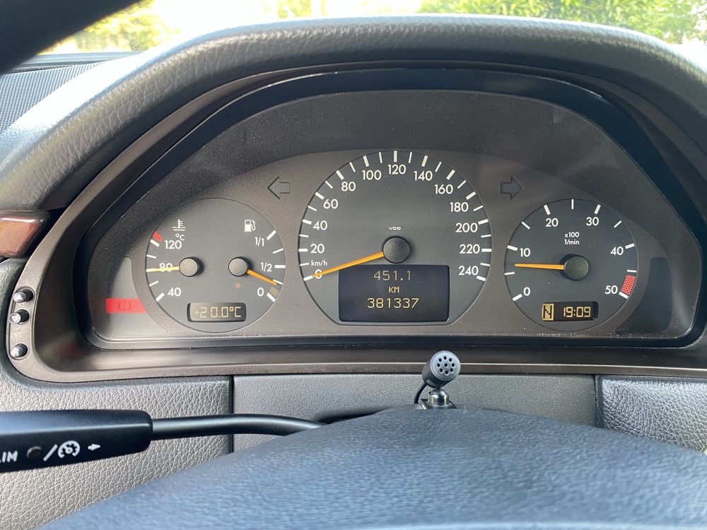 Mercedes E220 cdi Aut. Ano 1999 em excelente estado,