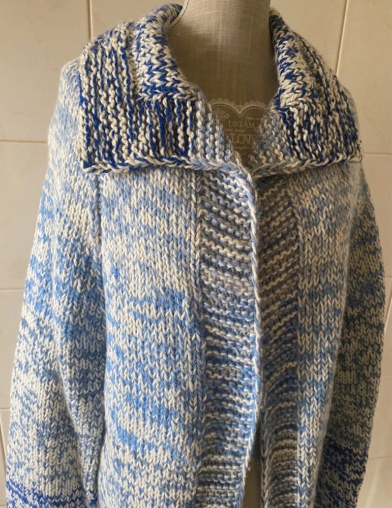 Sweter kardigan biało niebieski handmade