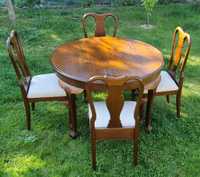 Stary stol z czterema krzeslami