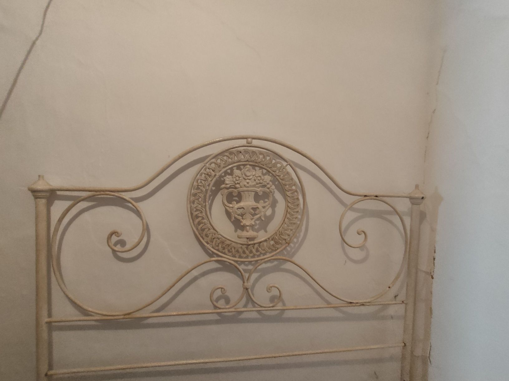 Cama de ferro antiga.