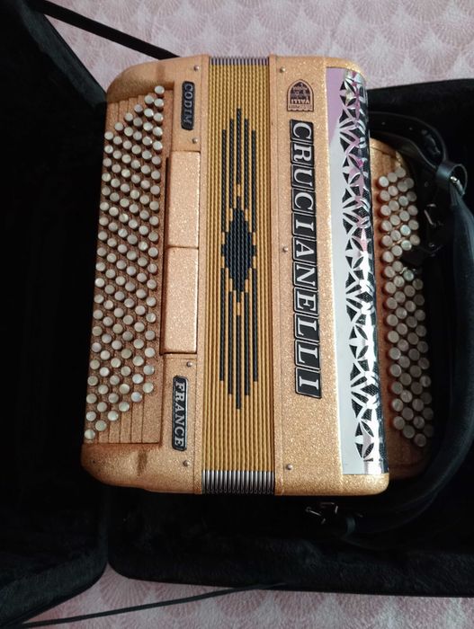 Acordeão Cruccianelli dourado, em muito bom estado