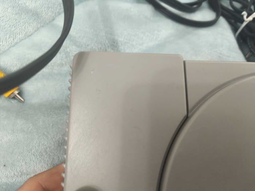 Playstation 1 com comando dualshock 2 e cabos