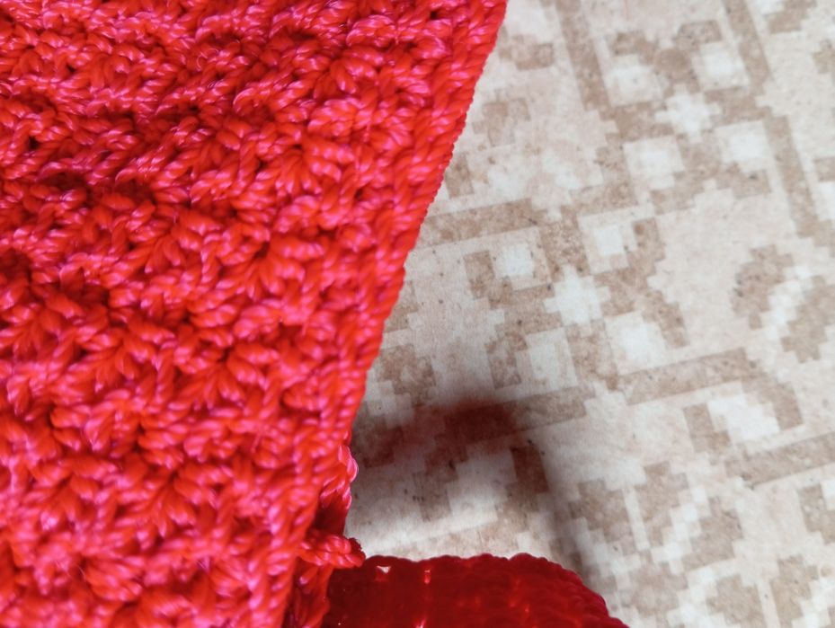 Ładna czerwona szydełkowa torebka