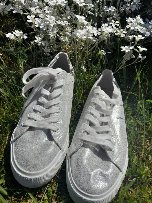 Srebrne trampki Anna Field