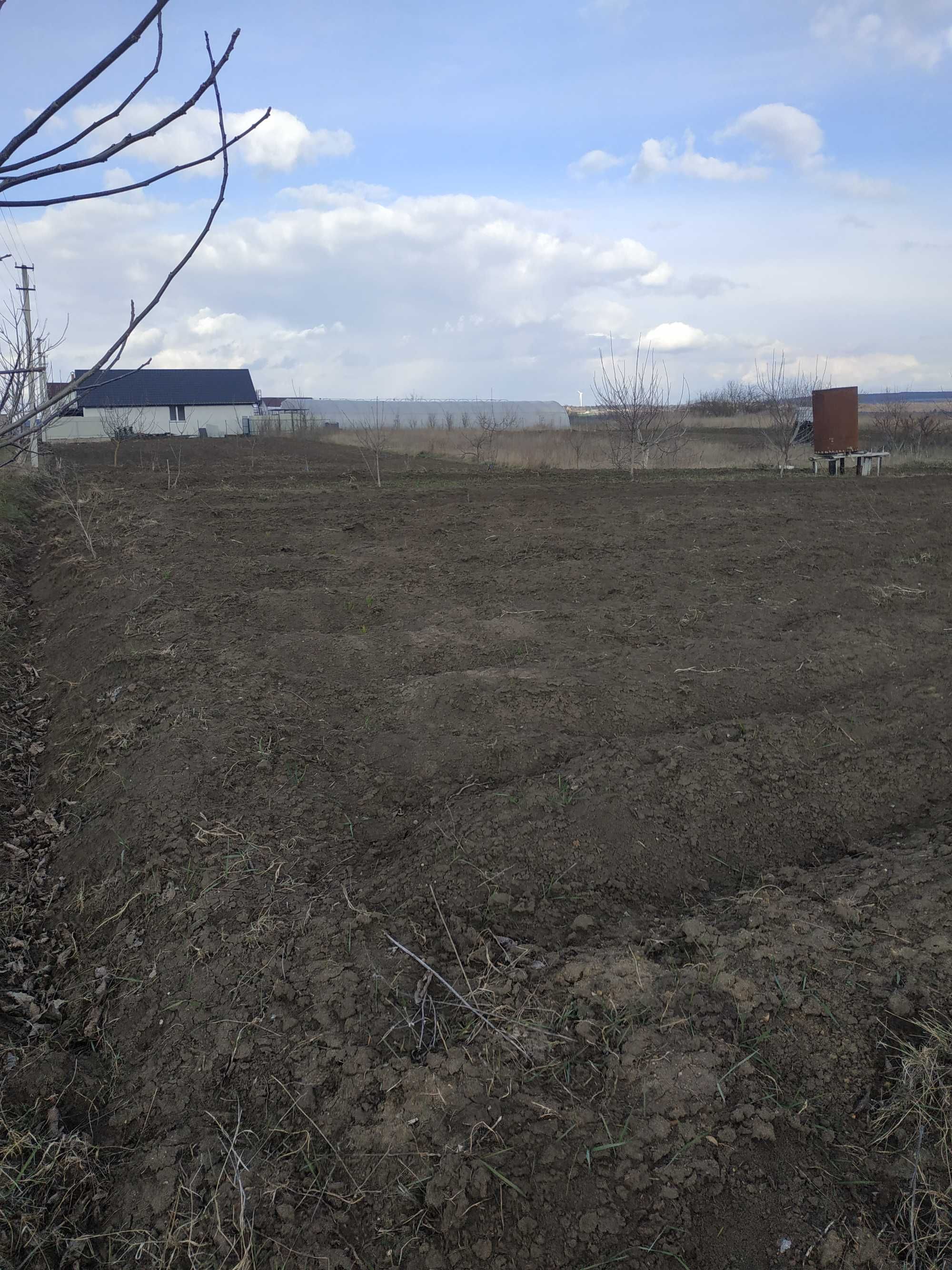 земельна ділянка під забудову з малим будиночком