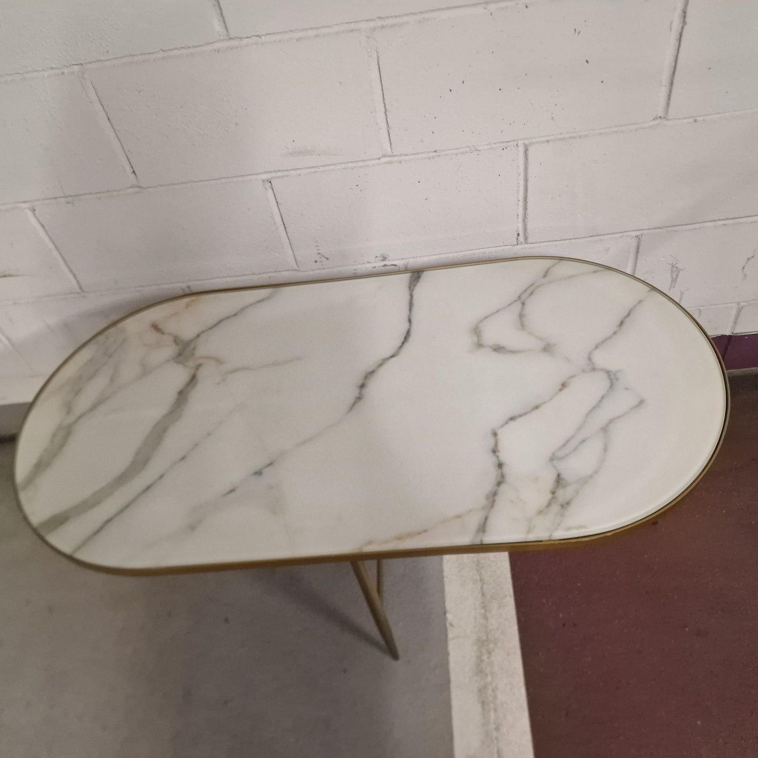 Stolik kawowy Elisenda Marble złote wykończenie 100x50x45