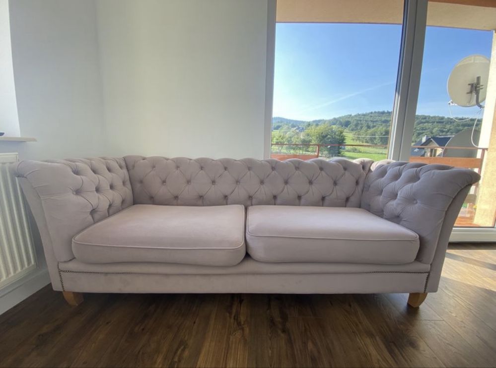 Pikowana sofa lilla róż piękna