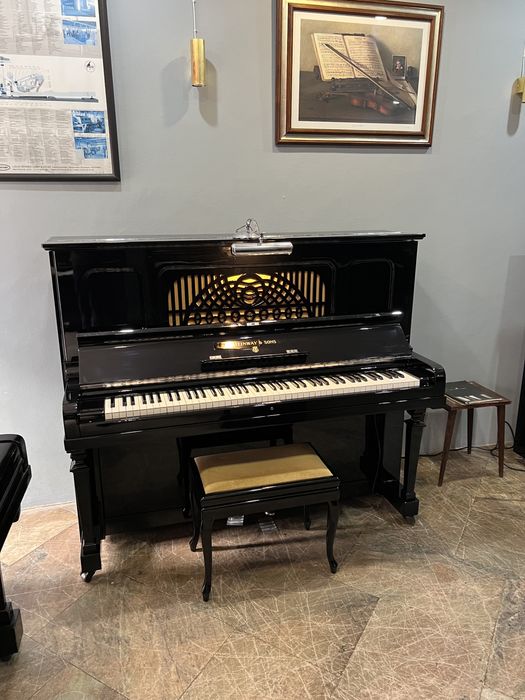 Piano vertical Steinway modelo K