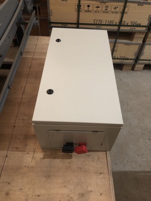 Корпуси під акумулятори  металеві з  ручками і клемами 400а