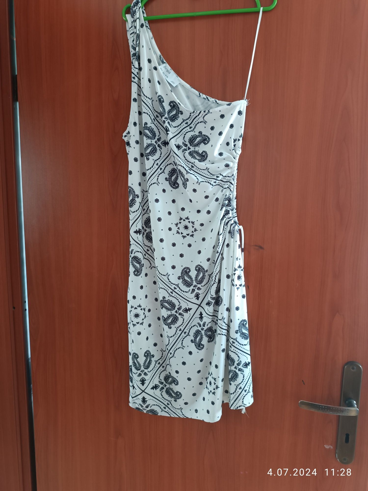Letnia sukienka. Bershka 
Rozmiar M